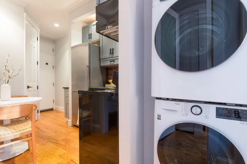 Private room with shared bathroom in Midtown – Furnished, photo 7