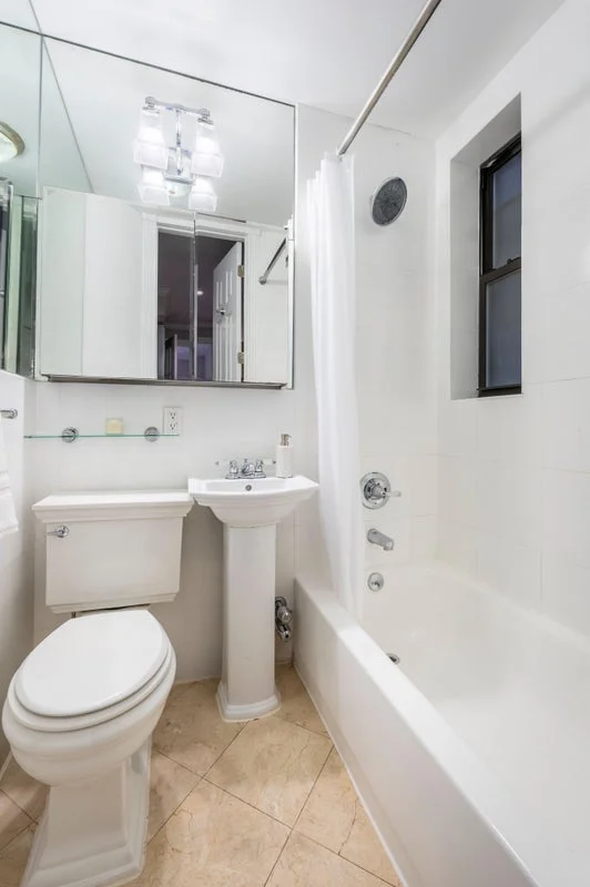 Private room with shared bathroom in Midtown – Furnished, photo 6