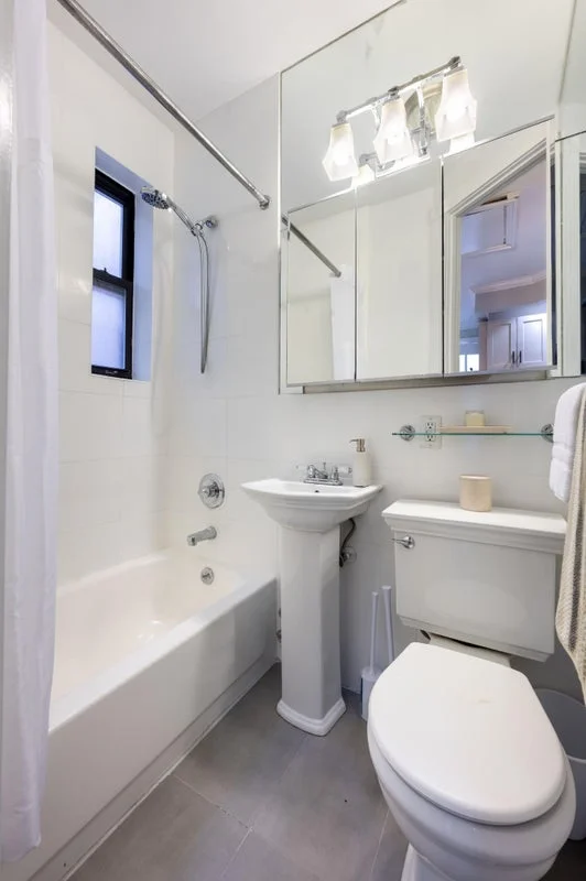 Private room with shared bathroom in Midtown – Furnished, photo 5