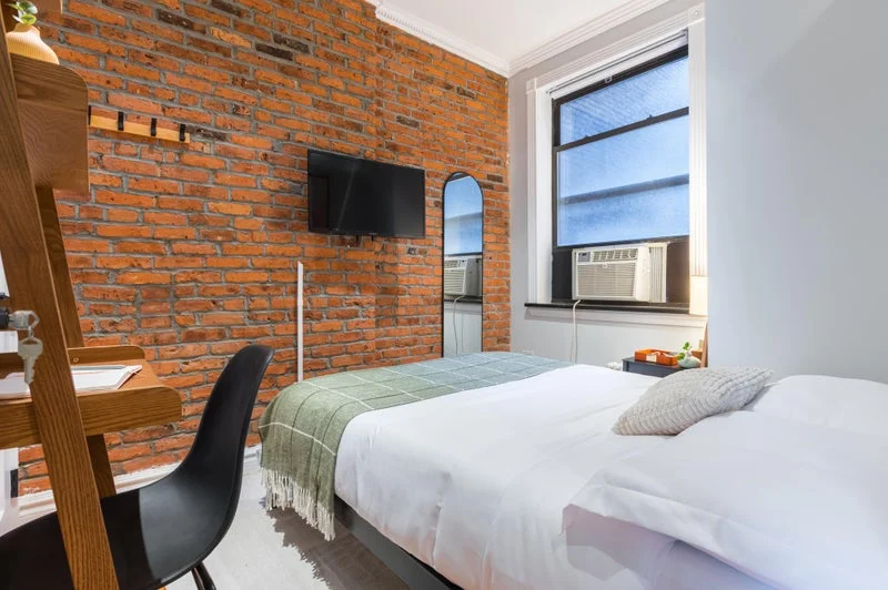 Private room with shared bathroom in Midtown – Furnished, photo 8