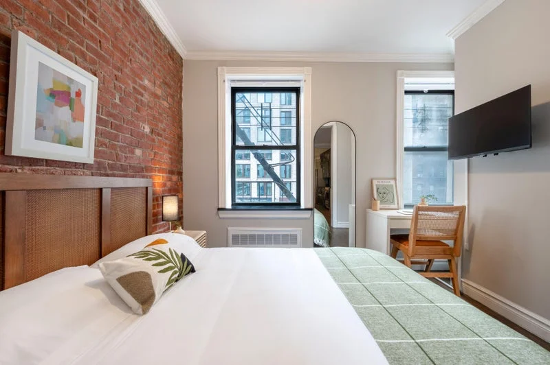 Private room with shared bathroom in Midtown – Furnished