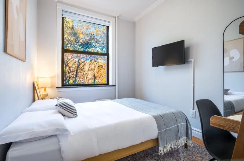 Private room with shared bathroom in Midtown – Furnished, photo 6