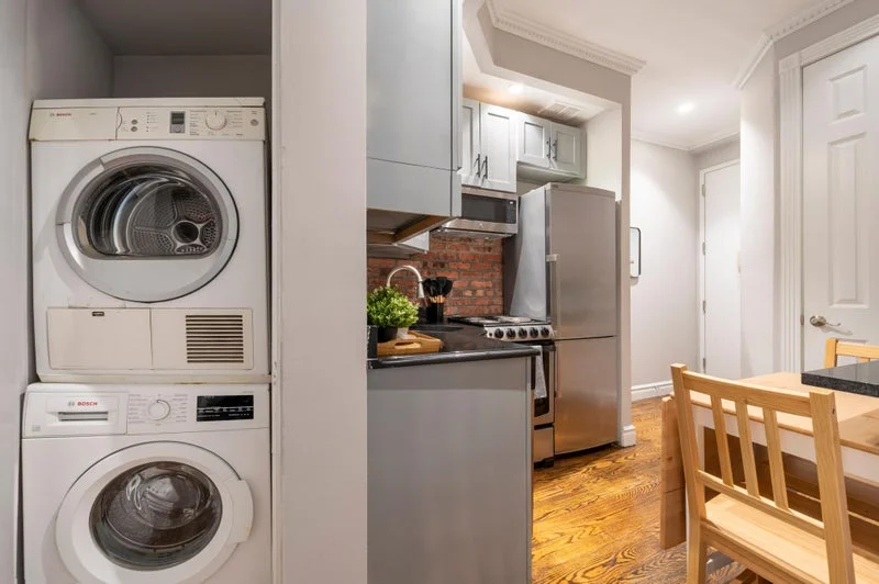 Private room with shared bathroom in Midtown – Furnished, photo 5