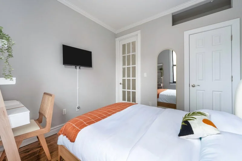 Private room with shared bathroom in Midtown – Furnished, photo 8