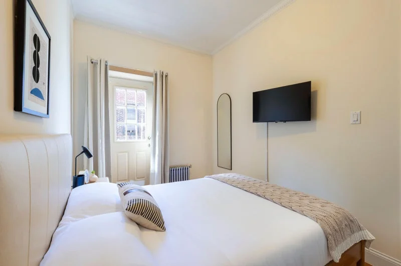 Private room with shared bathroom in Midtown – Furnished, photo 4