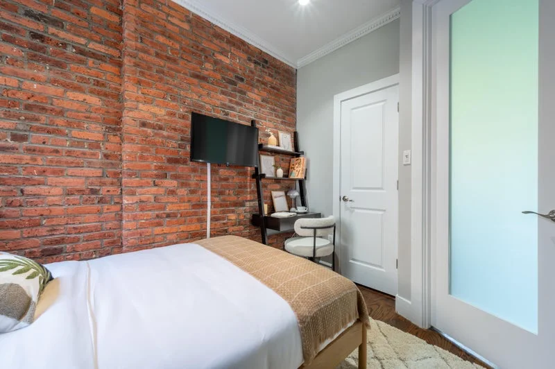 Private room with shared bathroom in Midtown – Furnished
