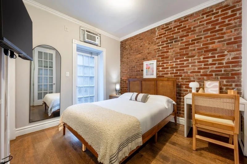 Private room with shared bathroom in Midtown – Furnished, photo 5
