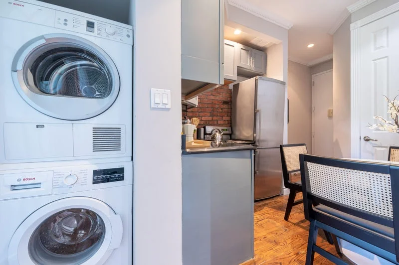 Private room with shared bathroom in Midtown – Furnished, photo 6