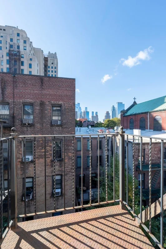 Private room with shared bathroom in Midtown – Furnished, photo 7