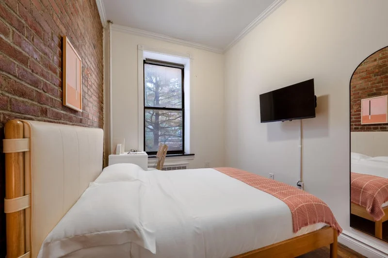 Private room with shared bathroom in Midtown – Furnished, photo 8