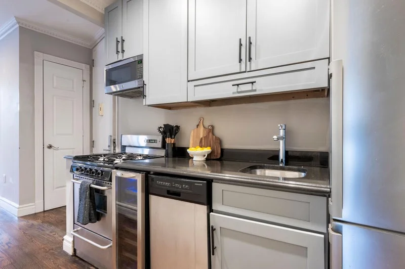 Private room with shared bathroom in Midtown – Furnished, photo 8