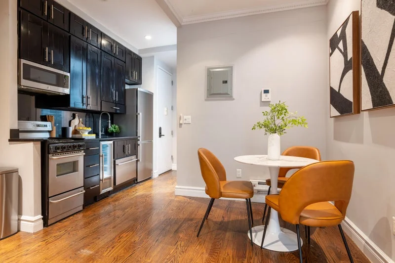 Private room with shared bathroom in Midtown – Furnished, photo 8