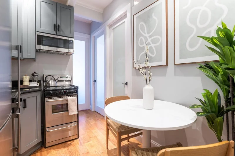 Private room with shared bathroom in Midtown – Furnished, photo 5
