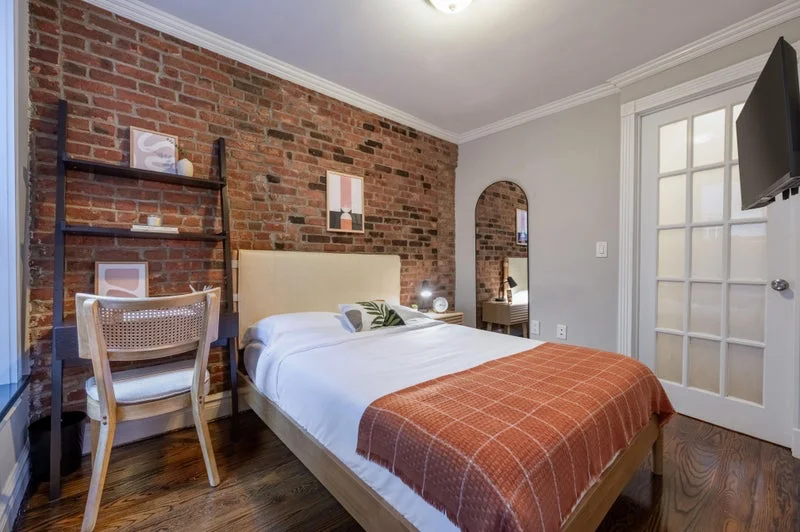 Private room with shared bathroom in Midtown – Furnished, photo 5