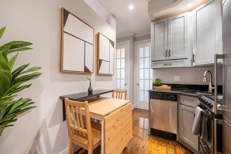 Private room with shared bathroom in Midtown – Furnished, photo 4