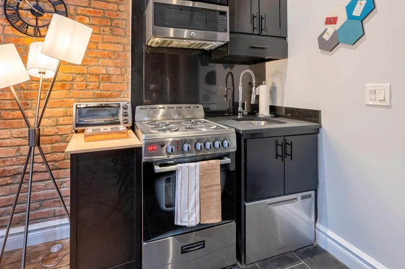 Private room with shared bathroom in Midtown – Furnished, photo 8