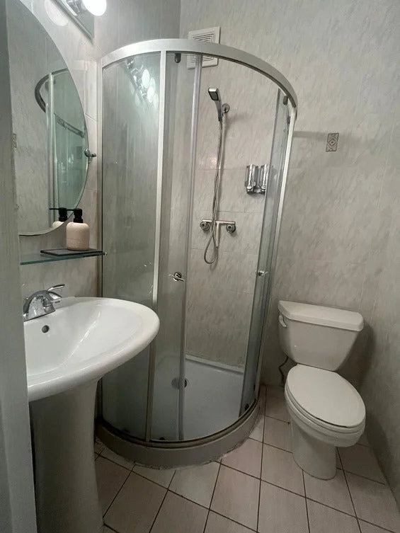 Private room with private bathroom in Midtown – Furnished, photo 6