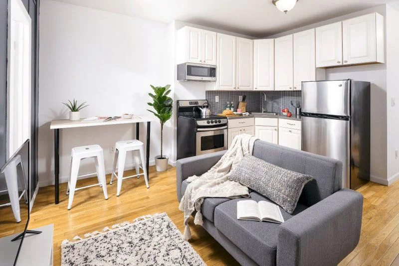 Private room with shared bathroom in Midtown – Furnished, photo 5