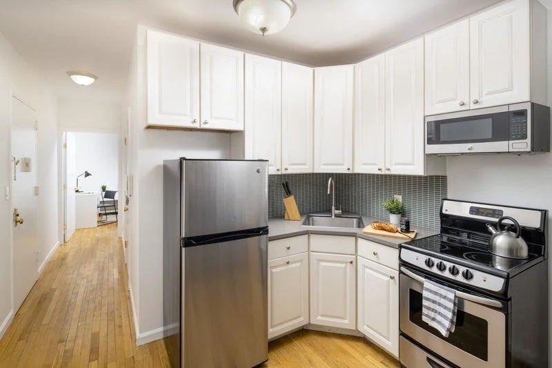 Private room with shared bathroom in Midtown – Furnished, photo 6
