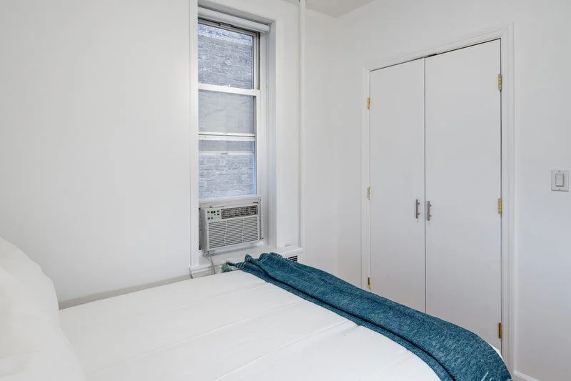 Private room with shared bathroom in Midtown – Furnished, photo 4
