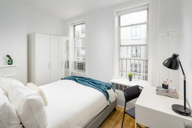Private room with shared bathroom in Midtown – Furnished