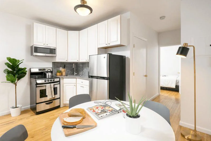 Private room with shared bathroom in Midtown – Furnished, photo 5