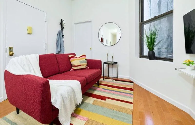 Private room with shared bathroom in Midtown – Furnished, photo 5