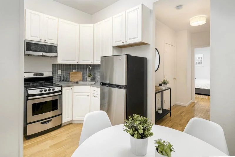 Private room with shared bathroom in Midtown – Furnished, photo 5