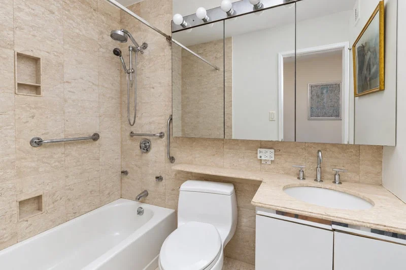 Private room with private bathroom in Midtown – Furnished, photo 4