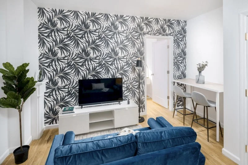 Private room with shared bathroom in Midtown – Furnished, photo 4