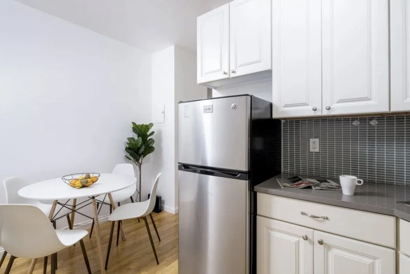 Private room with shared bathroom in Midtown – Furnished, photo 5