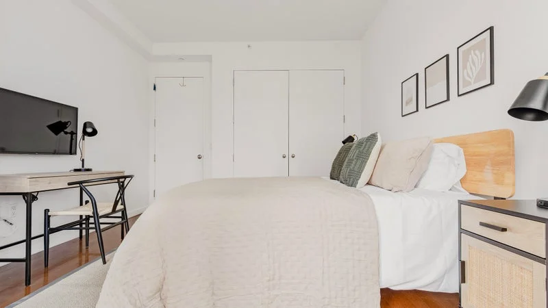 Private room with shared bathroom in Midtown – Furnished, photo 6