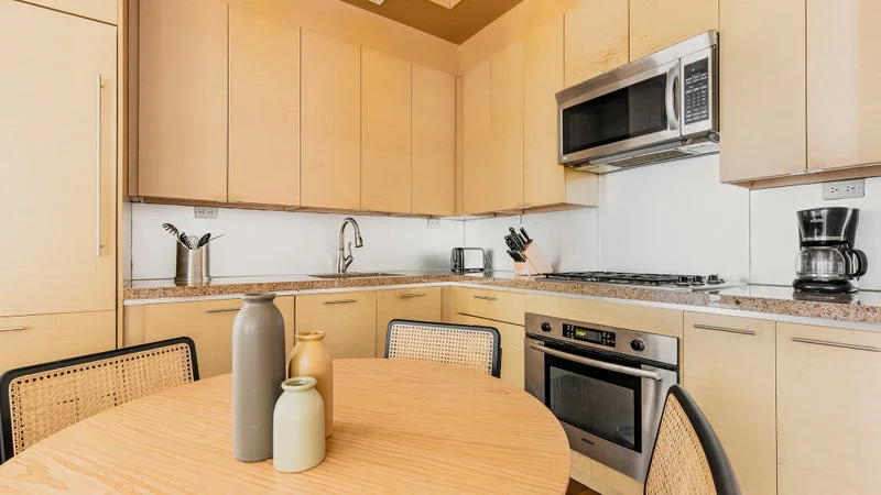 Private room with shared bathroom in Midtown – Furnished, photo 4