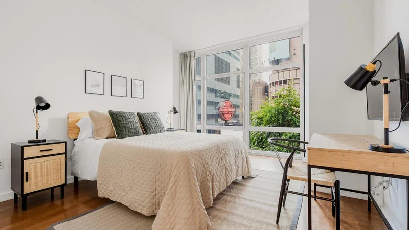 Private room with shared bathroom in Midtown – Furnished, photo 5