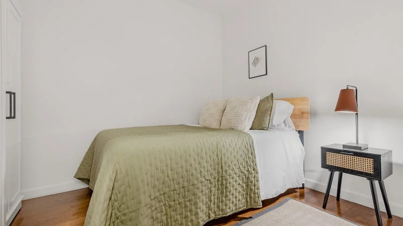 Private room with shared bathroom in Midtown – Furnished, photo 7