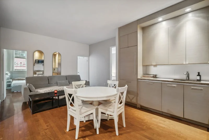 Private room with shared bathroom in Midtown – Furnished, photo 5
