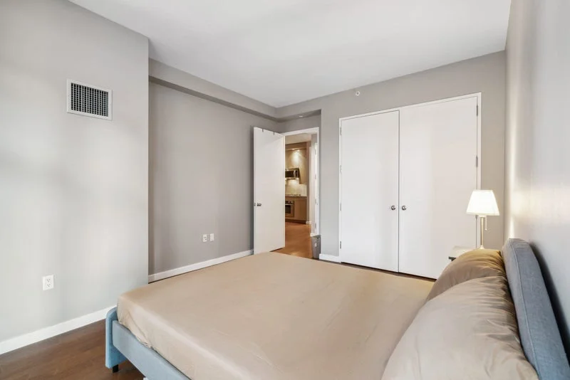 Private room with shared bathroom in Midtown – Furnished, photo 7