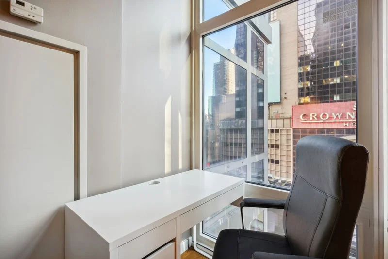 Private room with shared bathroom in Midtown – Furnished, photo 4