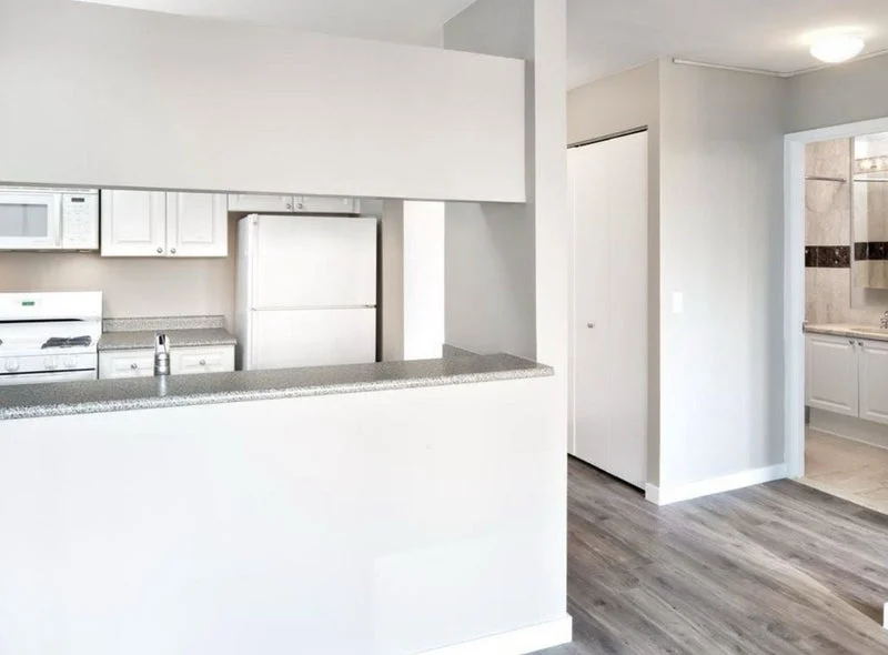 Private room with shared bathroom in Midtown – Furnished, photo 5