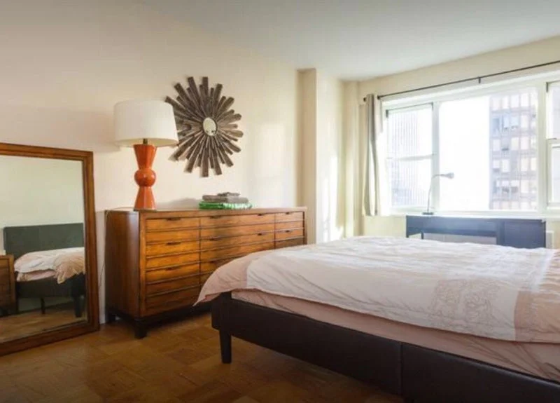 Private room with shared bathroom in Midtown – Furnished